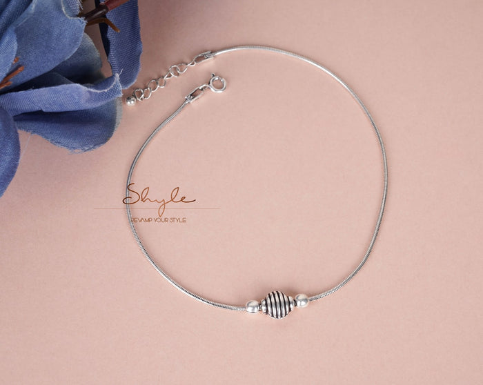 Adya Embossed Lined Motif Fine Everyday Anklet