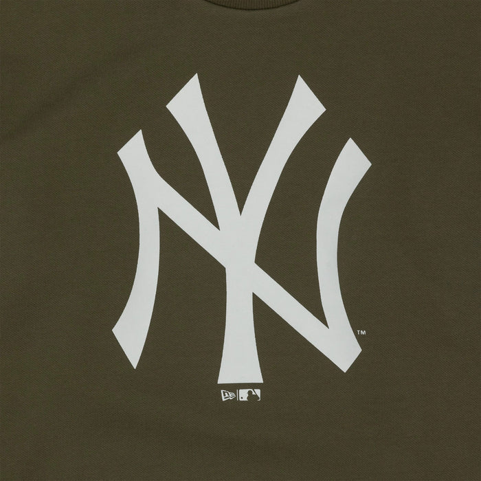 The Male model is wearing New York Yankees MLB Regular Green Crew Neck Sweater 3
