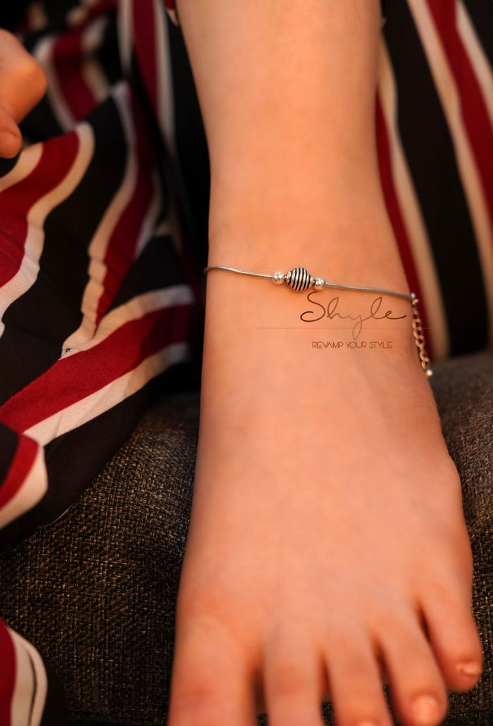 Adya Embossed Lined Motif Fine Everyday Anklet