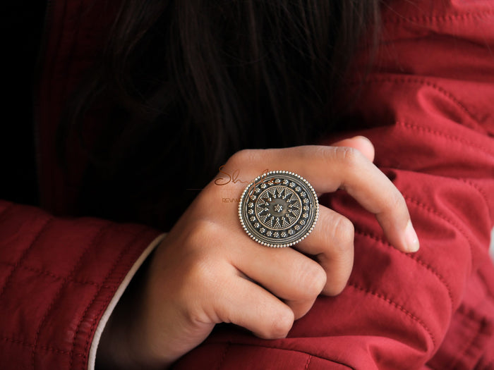 Anvaya Classic Daana Detailed Ring
