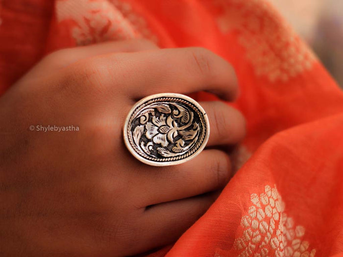 Anvaya Oval Chitai Ring