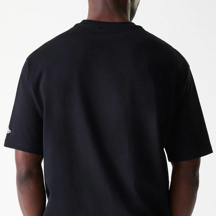 The Male model is wearing Chicago Bulls NBA Arch Graphic Black Oversized T-Shirt 7