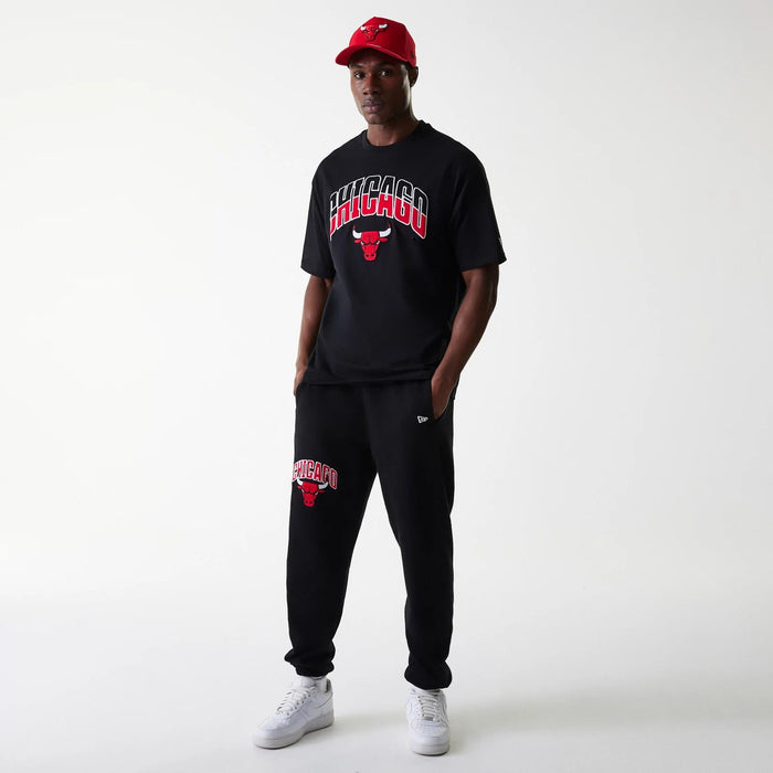 The Male model is wearing Chicago Bulls NBA Arch Graphic Black Oversized T-Shirt 8