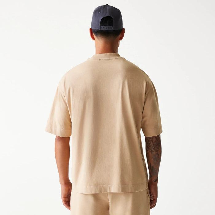 The Male model is wearing Chicago Bulls NBA Washed Beige Box T-Shirt 2