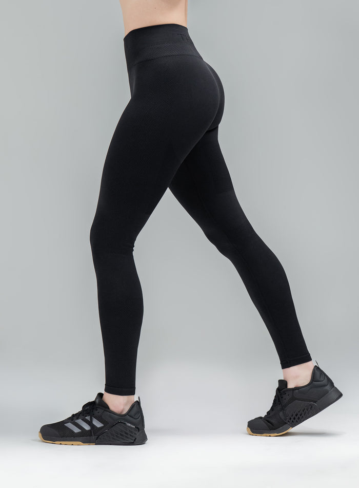 Annie Is 5ft 7" And Wears Size: S | Hem Studio Image Of Model Wearing Force Seamless Leggings In Obsidian Black (SS Model)
