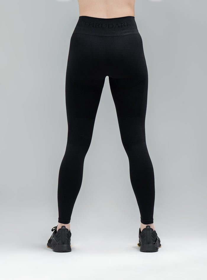Annie Is 5ft 7" And Wears Size: S | Hem Studio Image Of Model Wearing Force Seamless Leggings In Obsidian Black (SS Model)