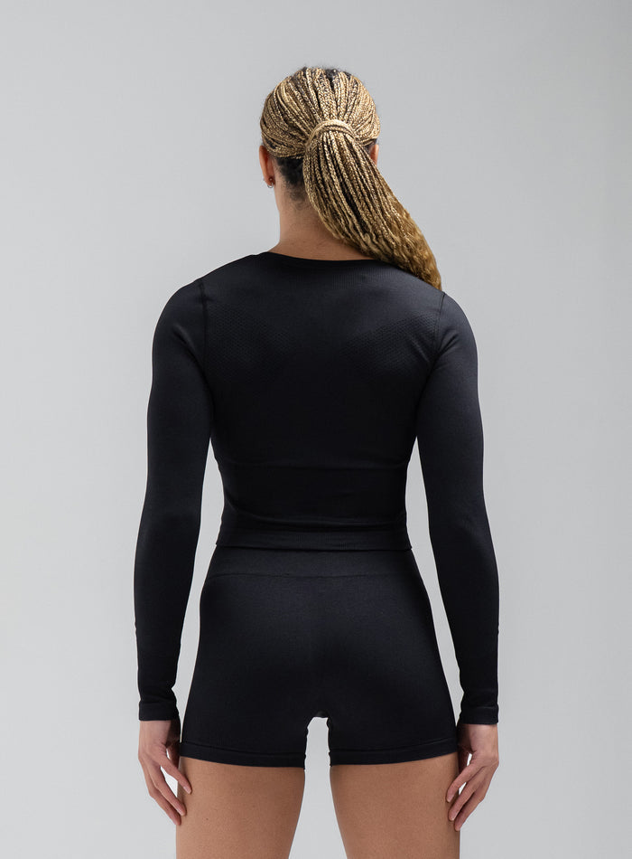 Jade Is Wearing Seamless And Is 5ft 8" And Wears Size: S/M | Hem Studio Image Of Model Wearing Force Seamless Long Sleeve Top In Obsidian Black (SS Model)