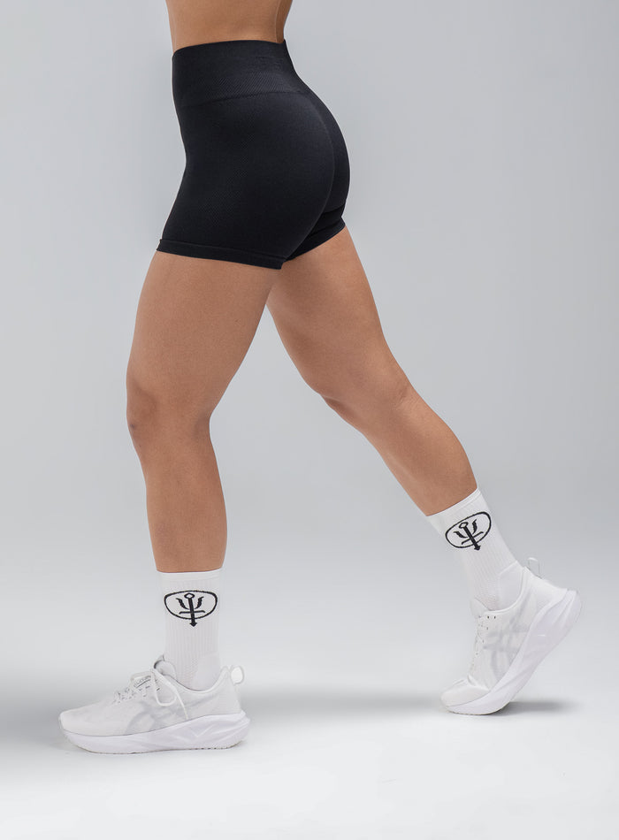 Jade Is Wearing Seamless And Is 5ft 8" And Wears Size: S/M | Hem Studio Image Of Model Wearing Force Seamless Shorts In Obsidian Black (SS Model)