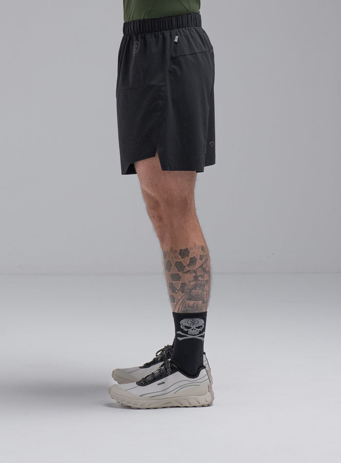 Chez Is 6ft And Wears Size: M | Hem Studio Image Of Model Wearing Force Trail Running 7" Shorts In Obsidian Black (SS Model)
