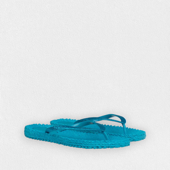The ILSE JACOBSEN CHEERFUL FLIP FLOPS in Veridian Green by LINES OF DENMARK feature textured soles and slim, comfy straps, displayed on a plain white background.