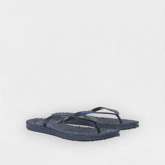 The ILSE JACOBSEN CHEERFUL FLIP FLOPS IN NAVY by LINES OF DENMARK feature textured soles and thin straps, offering a classic and comfortable style.