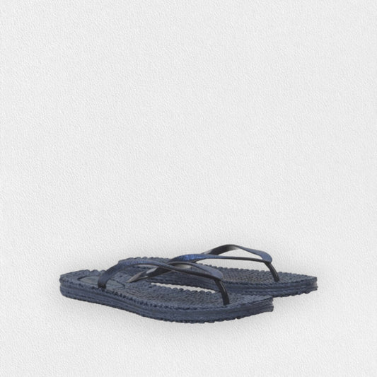 The ILSE JACOBSEN CHEERFUL FLIP FLOPS IN NAVY by LINES OF DENMARK feature textured soles and thin straps, offering a classic and comfortable style.