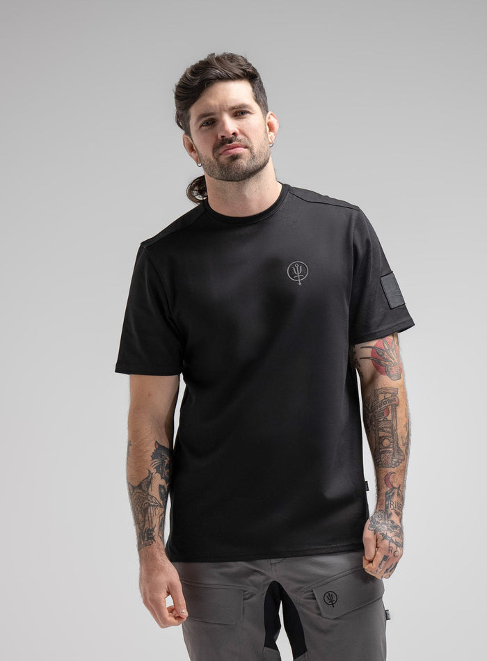 Bernie Is 6ft And Wears Size: M | Hem Studio Image Of Model Wearing Insignia T-Shirt - Inception Camo In Obsidian Black (SS Model)