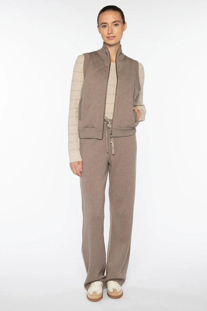 The KINROSS CASHMERE - QUILTED VEST IN BLACK is a luxury sleeveless vest with a front zipper, ribbed collar, armholes, and hem, shown against a white background.
