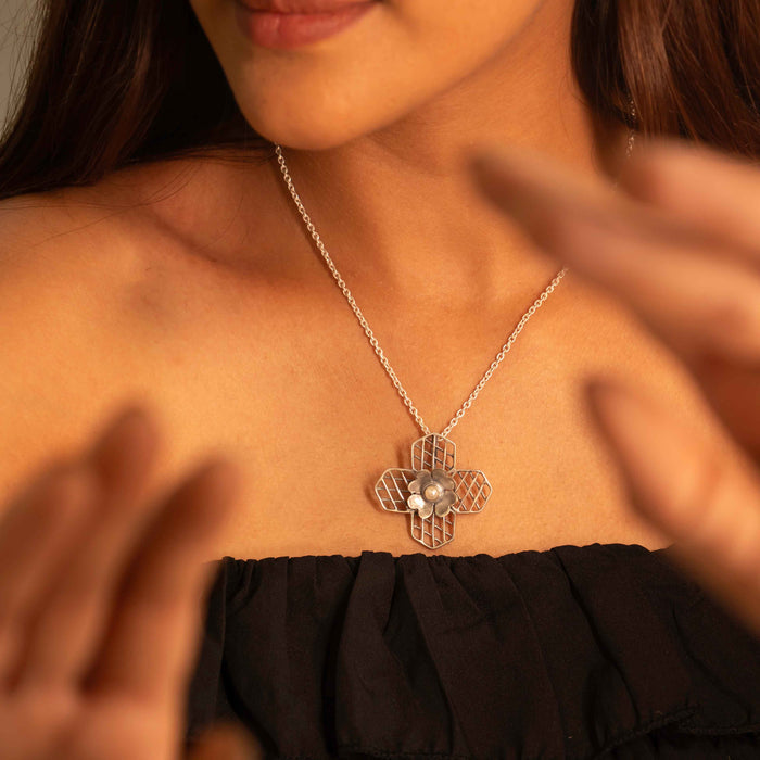 Mizoya Embossed Flower Jali Pendant