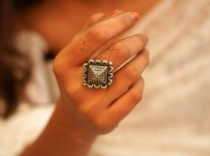 Mizoya Embossed Motif Intricate Ring