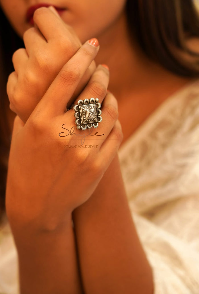 Mizoya Embossed Motif Intricate Ring