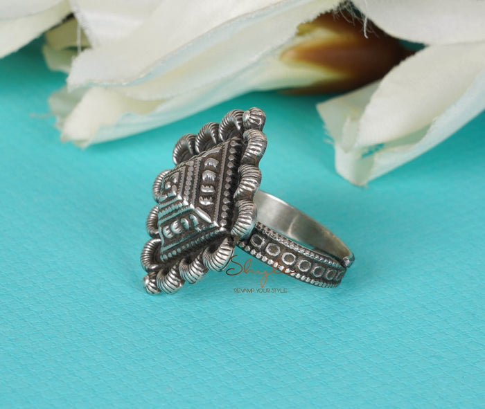 Mizoya Embossed Motif Intricate Ring