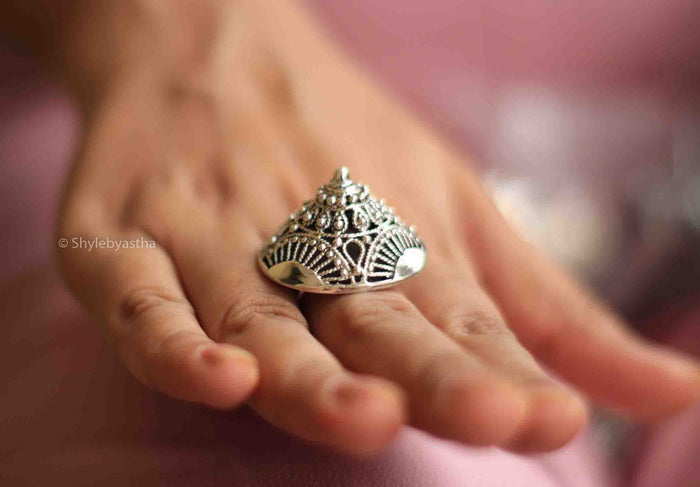 Mizoya Pyramid Embossed Daana Detailed Ring