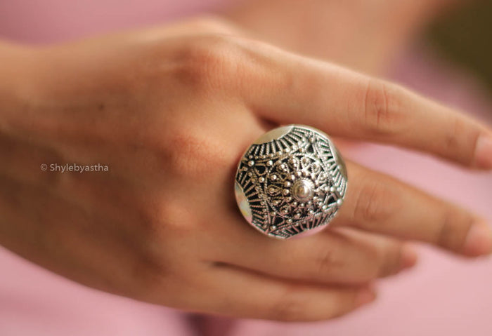Mizoya Pyramid Embossed Daana Detailed Ring