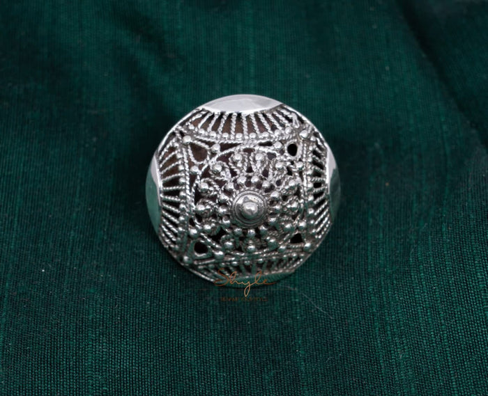 Mizoya Pyramid Embossed Daana Detailed Ring