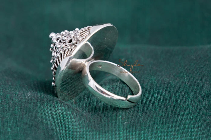 Mizoya Pyramid Embossed Daana Detailed Ring