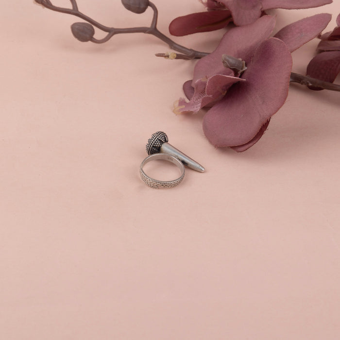 Moh Daana Detailed Motif Tapered Quirky Ring