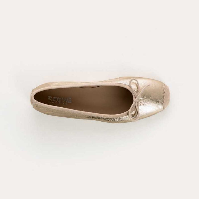 A top view of the REQINS Harmony Bellerina Flat in metallic platinum, featuring a small toe bow and crafted from metallic leather, displayed on a plain light background.