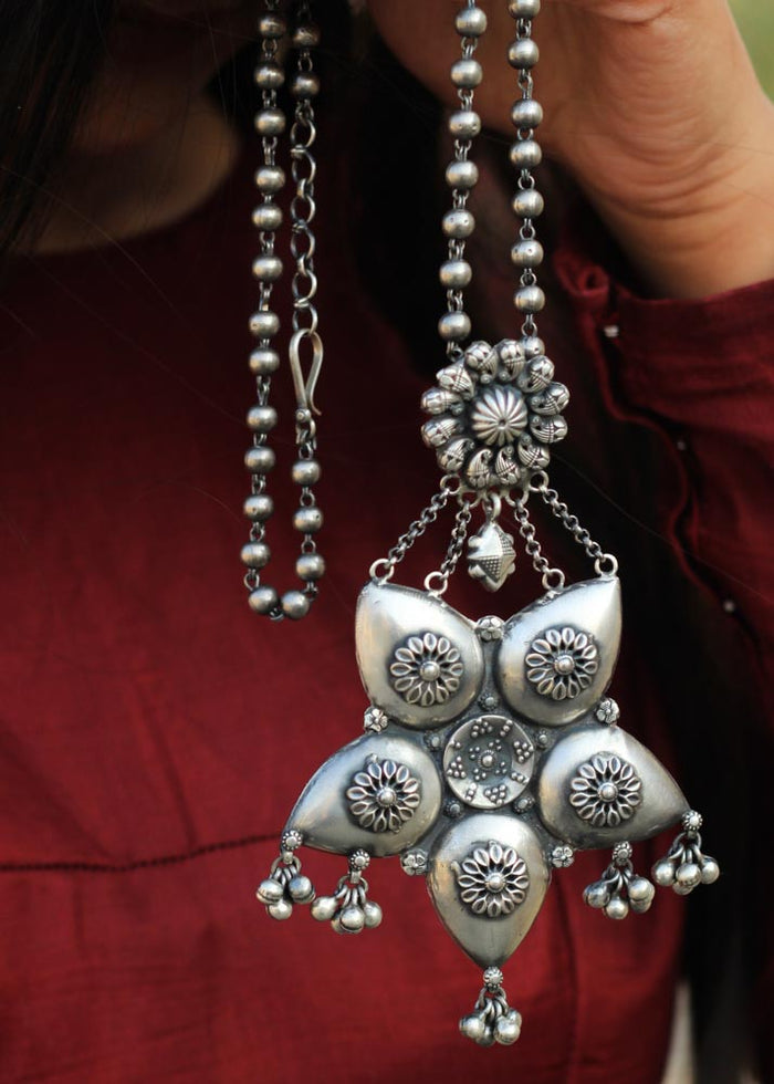 Tattva Flora Detailed Necklace