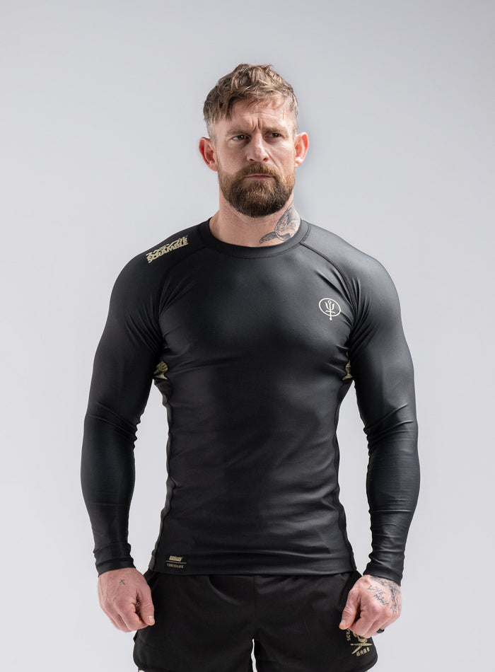 Staz Is 5ft 8" And Wears Size: S | Hem Studio Image Of Model Wearing Thrudark X Scramble Long Sleeve Rash Guard In Obsidian Black (SS Model)